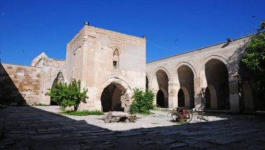 Türkiye 'nin Aksaray kentinde yer alan Sultanhani kervanı 13. yüzyılda inşa edildi. Türkiye 'nin en önemli kervanlarından biridir..