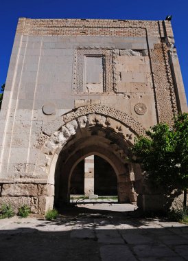 Türkiye 'nin Aksaray kentinde yer alan Sultanhani kervanı 13. yüzyılda inşa edildi. Türkiye 'nin en önemli kervanlarından biridir..