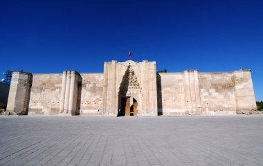 Türkiye 'nin Aksaray kentinde yer alan Sultanhani kervanı 13. yüzyılda inşa edildi. Türkiye 'nin en önemli kervanlarından biridir..