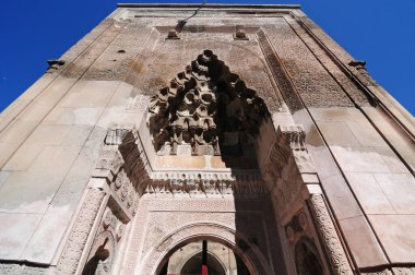 Aksaray 'daki Zinciriye Madrasa 14. Karamanoullar tarafından inşa edildi..
