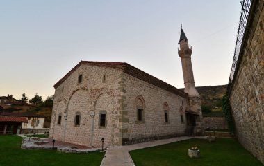 Türkiye 'nin Gumushacikoy kentinde yer alan Maden Camii, 19. yüzyılda bir kilise olarak inşa edildi. Daha sonra bir camiye dönüştürüldü..