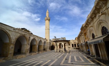 Kilis, Türkiye 'deki Büyük Cami 1388 yılında Abdullah oğlu Hac Halil tarafından yeniden inşa edildi. 1912 ve 1924 'te onarıldı..