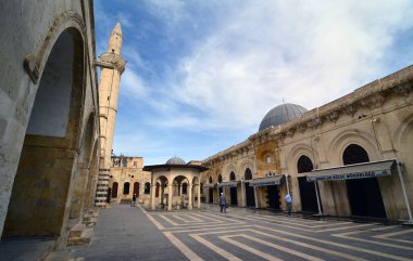Kilis, Türkiye 'deki Büyük Cami 1388 yılında Abdullah oğlu Hac Halil tarafından yeniden inşa edildi. 1912 ve 1924 'te onarıldı..