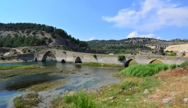 Kahramanmara, Türkiye 'de yer alan Ceyhan Köprüsü 16. yüzyılda inşa edildi. 158 metre uzunluğunda ve altı kemerden oluşuyor..