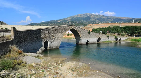 Kahramanmara, Türkiye 'de yer alan Ceyhan Köprüsü 16. yüzyılda inşa edildi. 158 metre uzunluğunda ve altı kemerden oluşuyor..