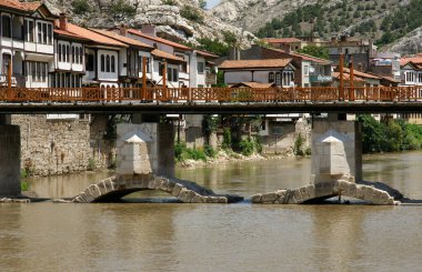 Türkiye 'nin Amasya kentindeki Alçak Köprü Roma döneminde inşa edilmiştir..