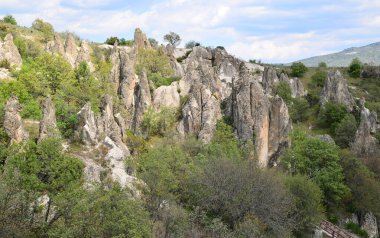 Türkiye 'nin Kizilhamam kentinde yer alan Abaçi Peri Bacaları doğal bir oluşumdur..