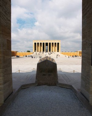 Türkiye 'nin Ankara kentinde yer alan Anitkabir, Türkiye Cumhuriyeti' nin kurucusu Mustafa Kemal Atatürk 'ün gömüldüğü yer..