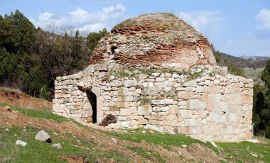 The Sogukkuyu Masjid located in the rural areas of the Turkish city of Nallhan was built during the Seljuk Period.