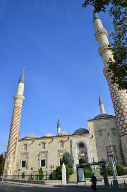 1410 yılında Türkiye 'nin Edirne kentinde 3 Serefeli Camii inşa edildi..