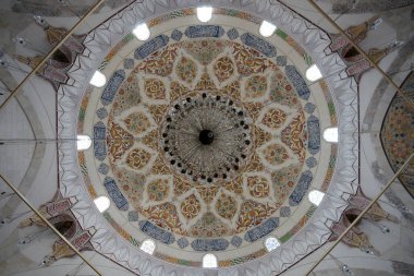 1410 yılında Türkiye 'nin Edirne kentinde 3 Serefeli Camii inşa edildi..