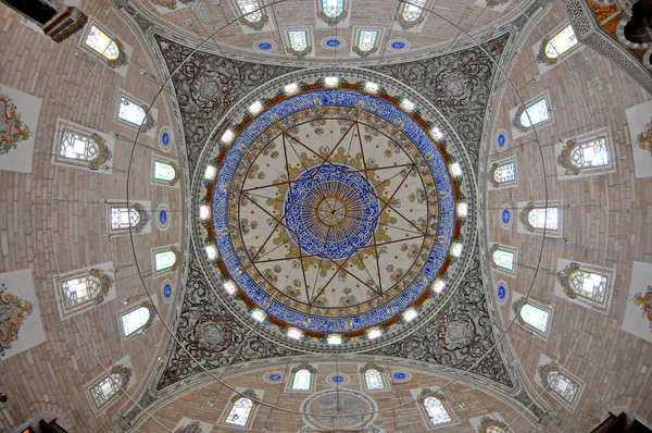 位于土耳其埃迪尔内的第二碧亚兹特清真寺建于15世纪 — 图库照片