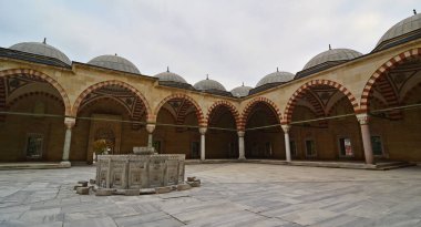 Türkiye 'nin Edirne kentindeki Selimiye Camii 16. yüzyılda inşa edilmiştir. Ülkedeki en önemli tarihi camilerden biridir..