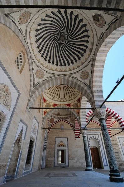Türkiye 'nin Edirne kentinde yer alan 2. Beyazt Camii, 15. yüzyılda inşa edildi..