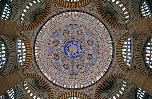 Türkiye 'nin Edirne kentindeki Selimiye Camii 16. yüzyılda inşa edilmiştir. Ülkedeki en önemli tarihi camilerden biridir..