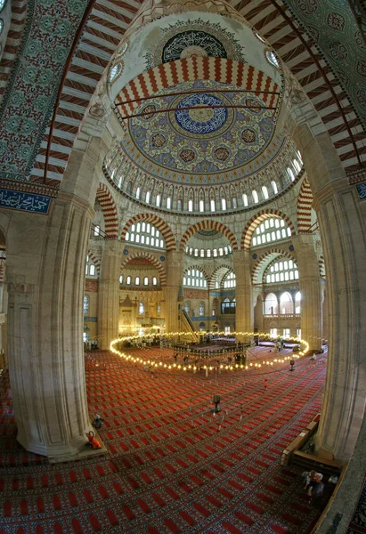 Türkiye 'nin Edirne kentindeki Selimiye Camii 16. yüzyılda inşa edilmiştir. Ülkedeki en önemli tarihi camilerden biridir..