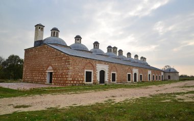 Türkiye 'nin Edirne kentinde yer alan Eski Osmanlı Sarayı 15. yüzyılda inşa edilmiştir. Osmanlı İmparatorluğu 'nun en büyük ikinci sarayıdır. Balkan Şehitliği, Adalet Kulesi, Fatih Köprüsü ve Kum Köşkü gibi bölümler hâlâ ayakta.