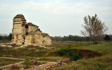 Türkiye 'nin Edirne kentinde yer alan Eski Osmanlı Sarayı 15. yüzyılda inşa edilmiştir. Osmanlı İmparatorluğu 'nun en büyük ikinci sarayıdır. Balkan Şehitliği, Adalet Kulesi, Fatih Köprüsü ve Kum Köşkü gibi bölümler hâlâ ayakta.