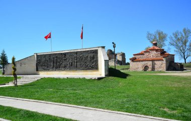 Türkiye 'nin Edirne kentinde yer alan Eski Osmanlı Sarayı 15. yüzyılda inşa edilmiştir. Osmanlı İmparatorluğu 'nun en büyük ikinci sarayıdır. Balkan Şehitliği, Adalet Kulesi, Fatih Köprüsü ve Kum Köşkü gibi bölümler hâlâ ayakta.