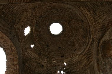 Türkiye 'nin Edirne kentinde yer alan Eski Osmanlı Sarayı 15. yüzyılda inşa edilmiştir. Osmanlı İmparatorluğu 'nun en büyük ikinci sarayıdır. Balkan Şehitliği, Adalet Kulesi, Fatih Köprüsü ve Kum Köşkü gibi bölümler hâlâ ayakta.