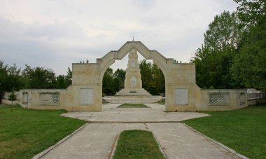 Türkiye 'nin Edirne kentinde yer alan Eski Osmanlı Sarayı 15. yüzyılda inşa edilmiştir. Osmanlı İmparatorluğu 'nun en büyük ikinci sarayıdır. Balkan Şehitliği, Adalet Kulesi, Fatih Köprüsü ve Kum Köşkü gibi bölümler hâlâ ayakta.