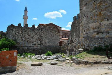 Türkiye 'nin Edirne kentinde yer alan Enez Şatosu ve Ayasofya Kilisesi Bizanslılar tarafından inşa edilmiştir. Bölge Türkler tarafından ele geçirildiğinde kilise bir camiye dönüştürüldü..