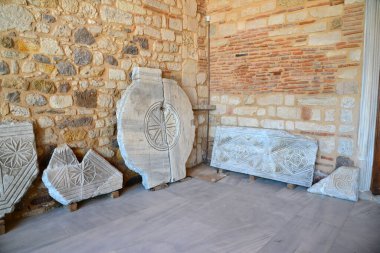 Türkiye 'nin Edirne kentinde yer alan Enez Şatosu ve Ayasofya Kilisesi Bizanslılar tarafından inşa edilmiştir. Bölge Türkler tarafından ele geçirildiğinde kilise bir camiye dönüştürüldü..