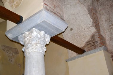 Türkiye 'nin Edirne kentinde yer alan Enez Şatosu ve Ayasofya Kilisesi Bizanslılar tarafından inşa edilmiştir. Bölge Türkler tarafından ele geçirildiğinde kilise bir camiye dönüştürüldü..