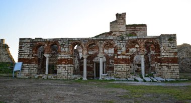 Türkiye 'nin Edirne kentinde yer alan Enez Şatosu ve Ayasofya Kilisesi Bizanslılar tarafından inşa edilmiştir. Bölge Türkler tarafından ele geçirildiğinde kilise bir camiye dönüştürüldü..