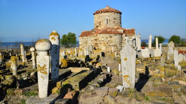 Türkiye 'nin Enez kentindeki Yunus Bey Mezarı eski bir kiliseden mezara dönüştürüldü. Etrafta eski Osmanlı mezarları var..