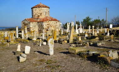 Türkiye 'nin Enez kentindeki Yunus Bey Mezarı eski bir kiliseden mezara dönüştürüldü. Etrafta eski Osmanlı mezarları var..