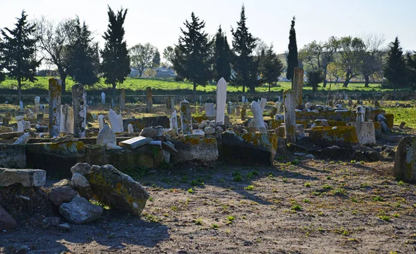 土耳其伊内兹的尤努斯 贝伊墓从一座古老的教堂变成了一座坟墓 奥斯曼帝国的古墓到处都是 — 图库照片