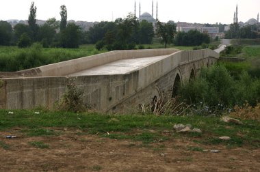 Türkiye 'nin Edirne kentinde yer alan Sarachane Köprüsü, 15. yüzyılda inşa edilmiştir..