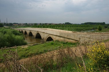 Türkiye 'nin Edirne kentinde yer alan Sarachane Köprüsü, 15. yüzyılda inşa edilmiştir..