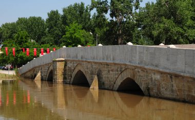 Kanuni Köprüsü, Türkiye 'nin Edirne kentinde 16. yüzyılda inşa edildi..