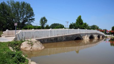 Kanuni Köprüsü, Türkiye 'nin Edirne kentinde 16. yüzyılda inşa edildi..