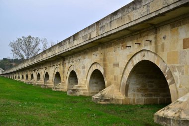Türkiye 'nin Edirne kentinde bulunan Tarihi Uzun Köprü, 1443 yılında inşa edilmiştir. Dünyadaki en uzun taş köprüdür..