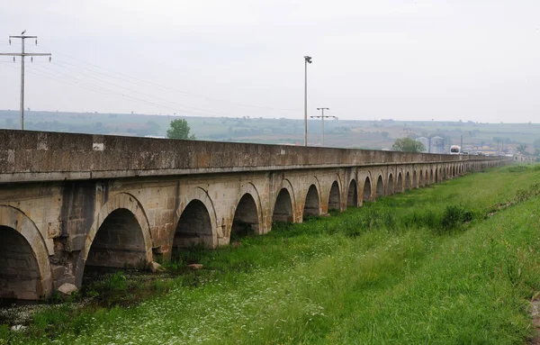 Türkiye 'nin Edirne kentinde bulunan Tarihi Uzun Köprü, 1443 yılında inşa edilmiştir. Dünyadaki en uzun taş köprüdür..