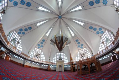 Türkiye 'nin Akcakoca kentinde yer alan Merkez Camii modern bir mimariye sahiptir..