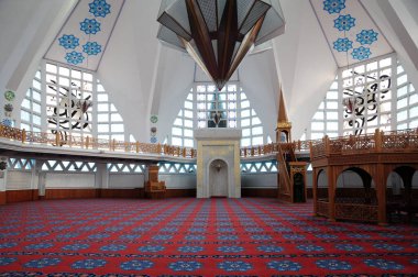 Türkiye 'nin Akcakoca kentinde yer alan Merkez Camii modern bir mimariye sahiptir..