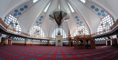 Türkiye 'nin Akcakoca kentinde yer alan Merkez Camii modern bir mimariye sahiptir..