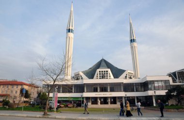 Türkiye 'nin Akcakoca kentinde yer alan Merkez Camii modern bir mimariye sahiptir..