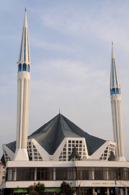 Türkiye 'nin Akcakoca kentinde yer alan Merkez Camii modern bir mimariye sahiptir..