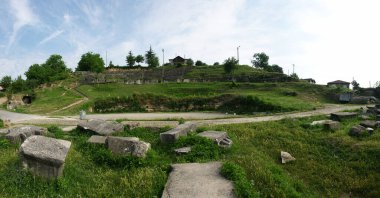 Türkiye 'nin Duzce kentinde yer alan Antik Tiyatro tarihi Roma dönemine dayanıyor.