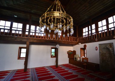 Duzce, Türkiye 'de yer alan Hemsin Camii 1877 yılında inşa edilmiştir. Ahşap mimarisi var..
