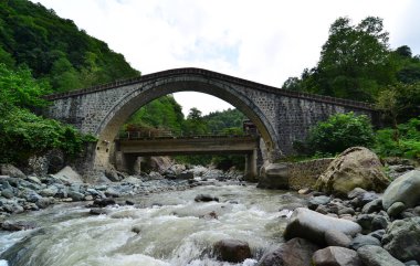 Türkiye 'nin Artvin kentinde yer alan Çifte Köprü 18. yüzyılda inşa edilmiştir..