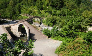 Türkiye 'nin Artvin kentinde yer alan Çifte Köprü 18. yüzyılda inşa edilmiştir..