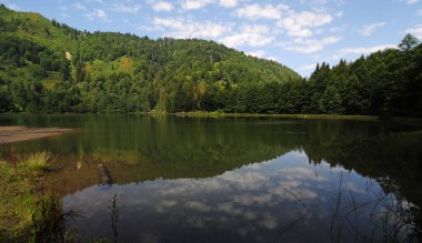 Türkiye 'nin Artvin kentinde yer alan Borcka Kara Gölü, bölgenin önemli bir turizm merkezi..