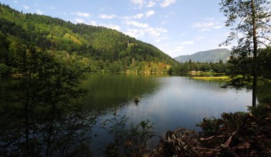 Türkiye 'nin Artvin kentinde yer alan Borcka Kara Gölü, bölgenin önemli bir turizm merkezi..