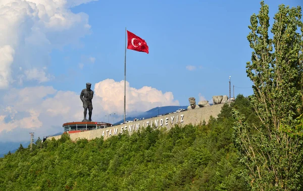 トルコ最大のアタチュルク像は Atatepeと呼ばれる場所でArtvin市に位置しています — ストック写真